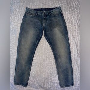 Calvin Klein Menswear blue wash distressed jeans. Size (W33-L30).